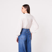 Cargar imagen en el visor de la galería, Blusa Daia Hueso
