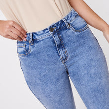 Cargar imagen en el visor de la galería, Jean Skinny Push Up Celeste
