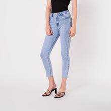 Cargar imagen en el visor de la galería, Jean Skinny Push Up Celeste
